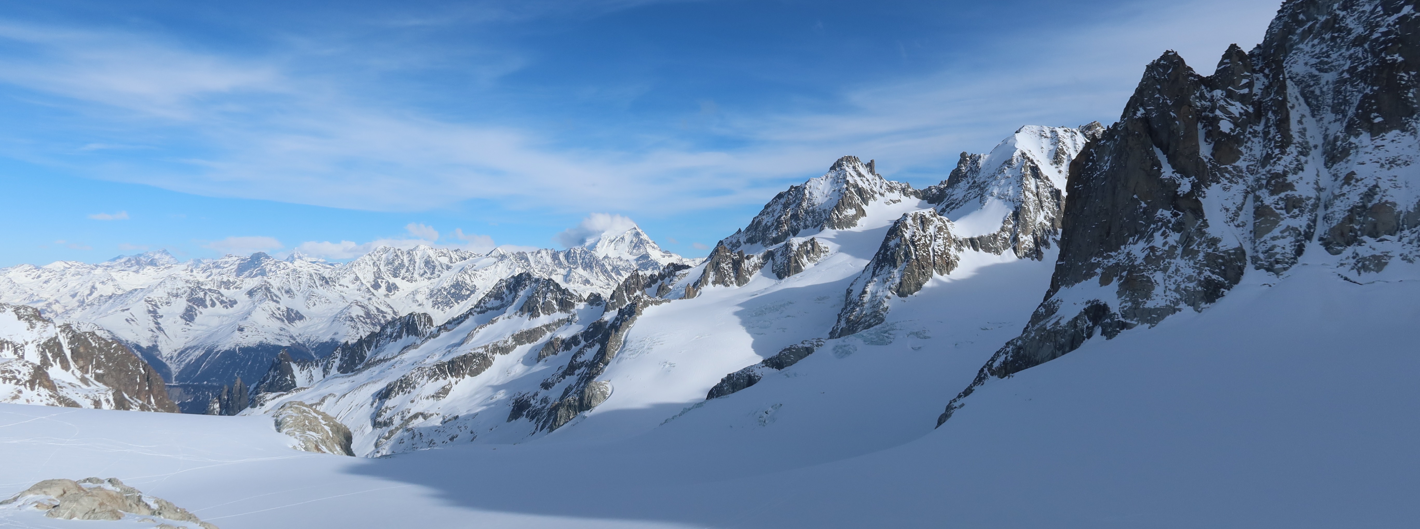 Vue sur le glacier de Saleinaz et la montée au col de la Grand-Luy